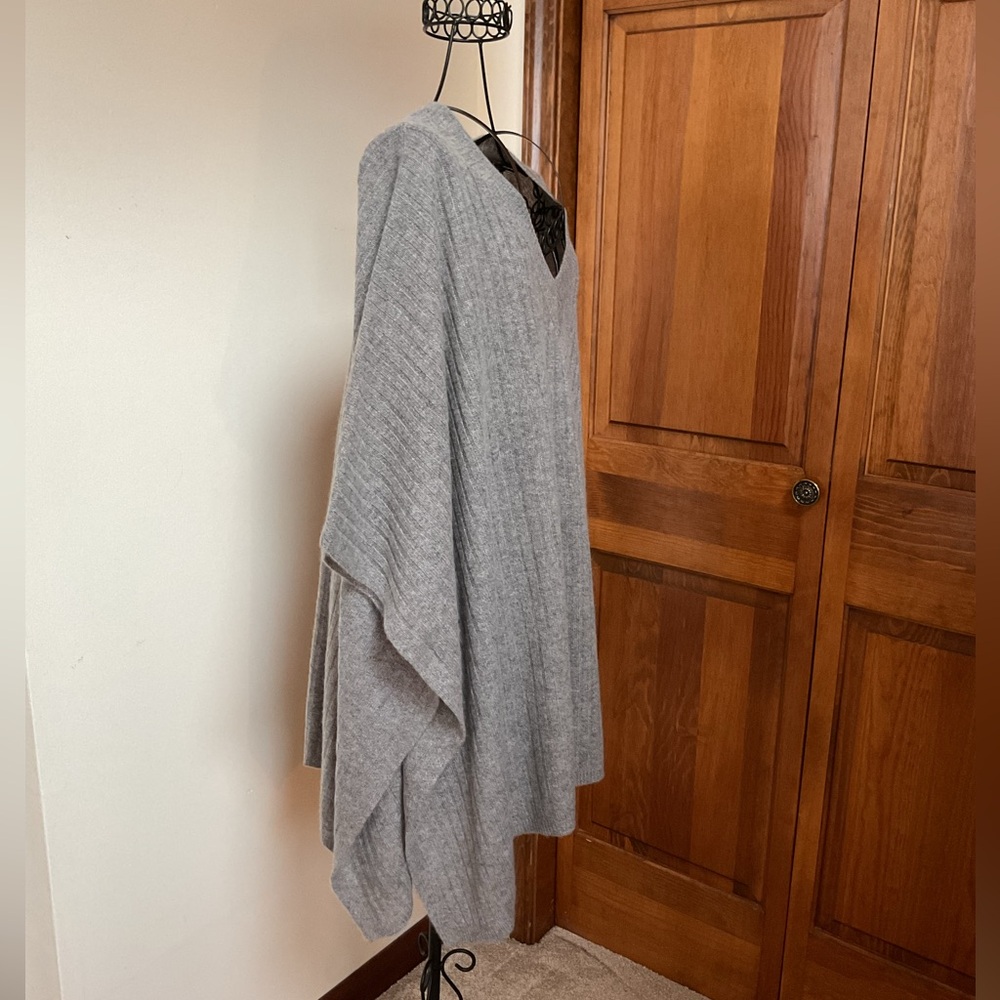 Halogen 100% cashmere poncho, new with tags - Picture 2 of 5